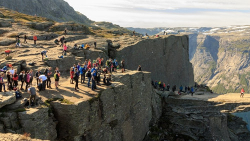 W japonkach, bez wody, na „krótki spacer”. Ratownicy z Trolltungi znów załamują ręce