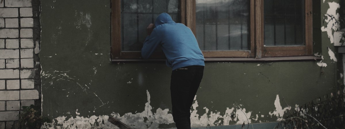 Zdradzić mogą nawet zwiędłe kwiaty: policja ostrzega przed „świątecznymi włamaniami”