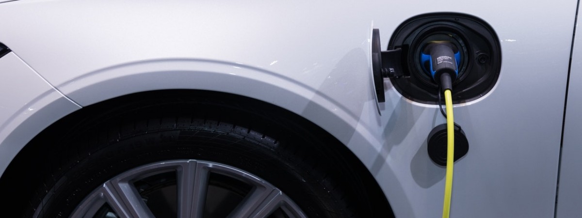 Koronawirus uderzył w motoryzację: spadła sprzedaż samochodów elektrycznych