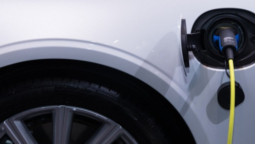 Koronawirus uderzył w motoryzację: spadła sprzedaż samochodów elektrycznych