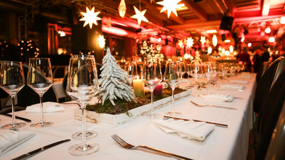 Połowa pracowników pójdzie na julebord. W tym roku Norwegowie wierzą w normalne Boże Narodzenie