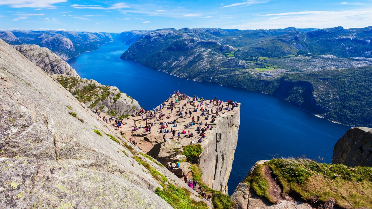 Preikestolen turystycznym hitem. Nigdy wcześniej tyle osób nie odwiedziło słynnego klifu