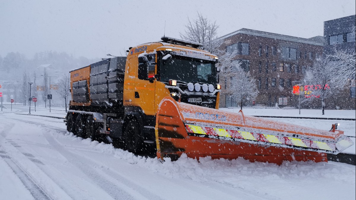 Zalegający na ulicy śnieg trafi na prywatną posesję? Kontrowersyjny pomysł władz okręgu