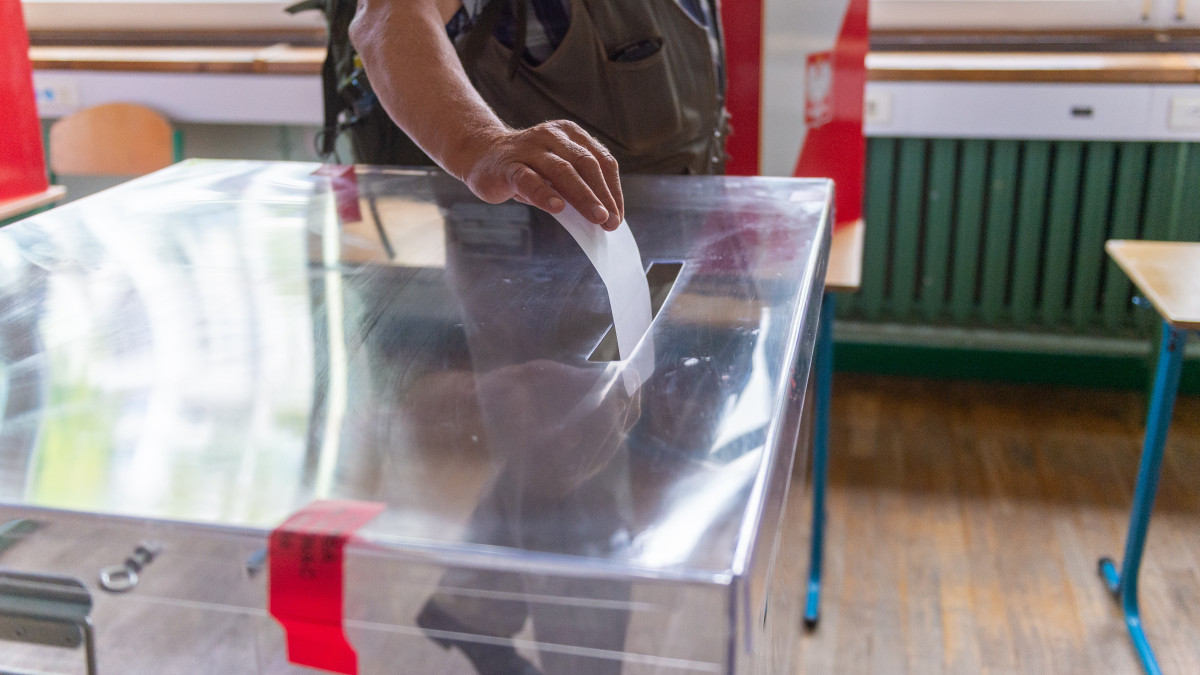 Wybory prezydenckie 2025. Czy muszę zarejestrować się ponownie, jeśli głosuję za granicą? [PORADNIK]