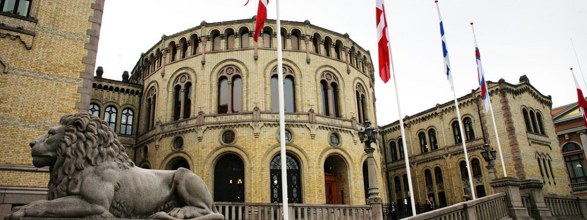 Budżet 2018: rząd rezygnuje z podatku od Tesli, ale przyjmie więcej uchodźców