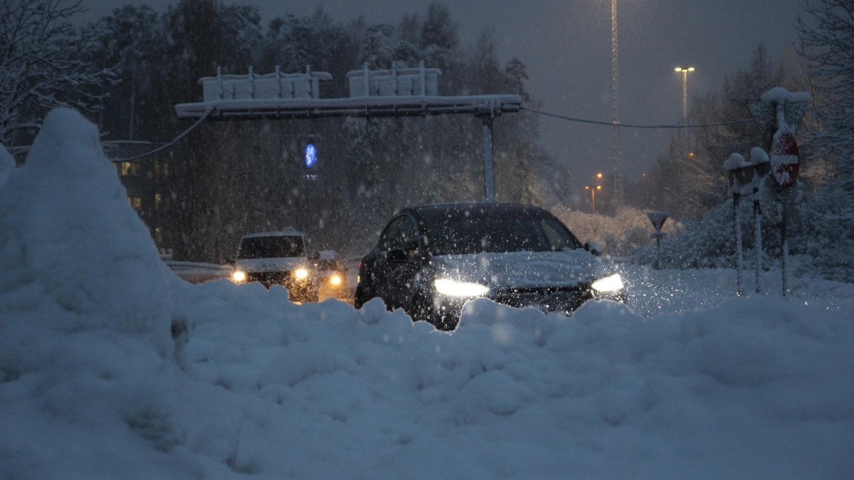 Nawet 2 500 samochodów utknęło w wielogodzinnych korkach: trudna noc kierowców w Agder