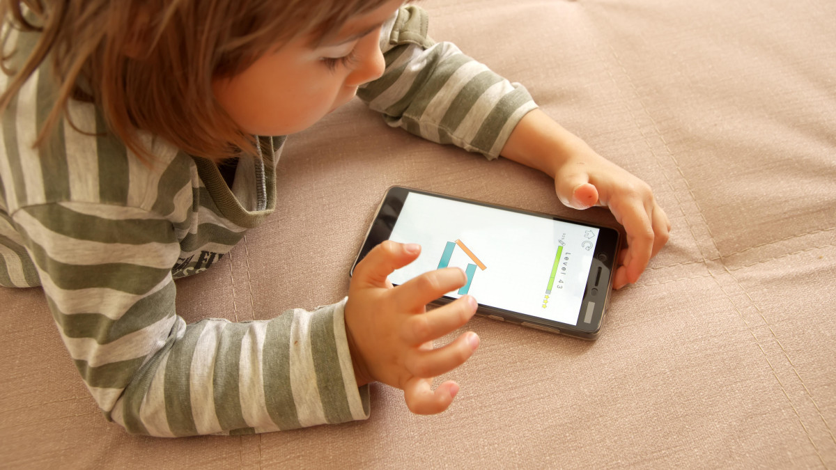 Dolna granica wieku na zakup smartfona w Norwegii – tego chce chrześcijańska młodzieżówka