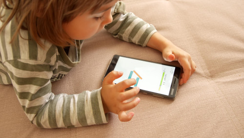 Dolna granica wieku na zakup smartfona w Norwegii – tego chce chrześcijańska młodzieżówka