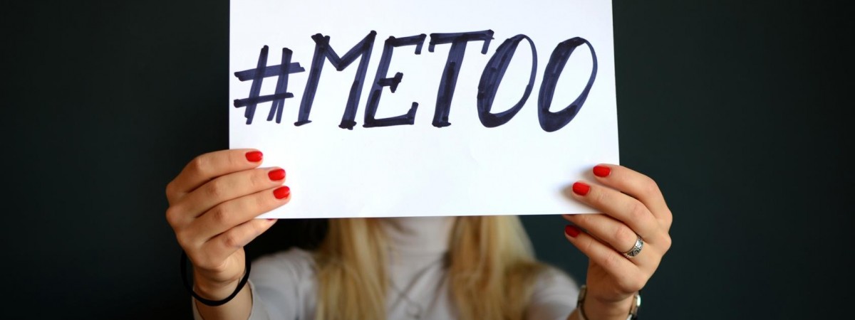 Wszyscy wiedzieli, że znany polityk przez lata molestował kobiety. Nikt nie reagował – aż do teraz 