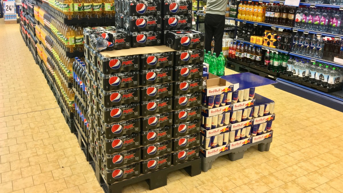 Norwegowie spożyli ponad 9 000 000 000 kostek cukru w napojach. Teraz rząd obniży podatek na słodkie produkty