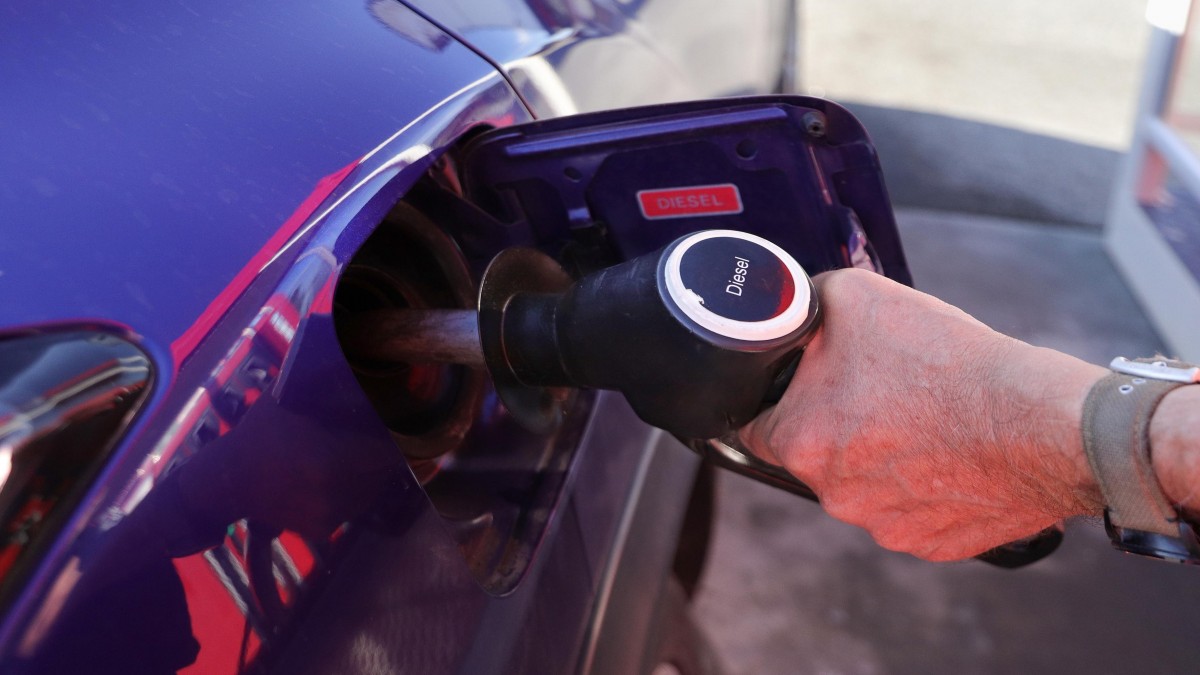 Cena ropy spadła o ponad 15 procent. Zmiany odczują także kierowcy