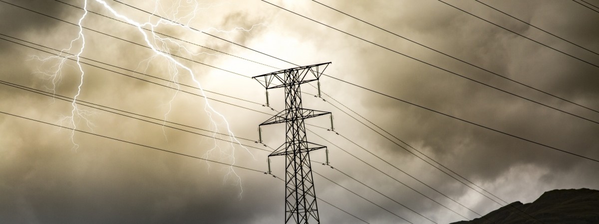 Ponad tysiąc mieszkańców pozbawionych prądu. Opóźnienia i odwołane połączenia kolejowe