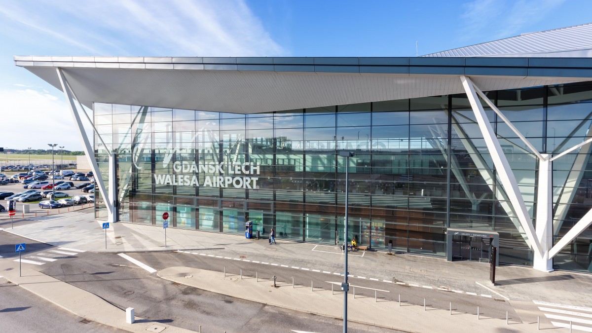 Miał ponad 2,5 promila. Agresywnego pasażera z samolotu siłą wyprowadziły służby