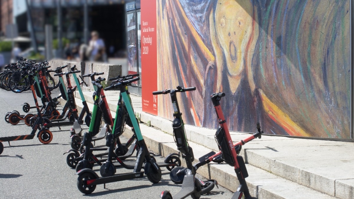 Z ulic Oslo zniknie 15 tysięcy hulajnóg: restrykcyjne przepisy uderzą w operatorów popularnych urządzeń
