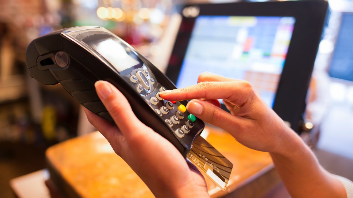 Restauracja lub sklep nie przyjmuje gotówki? To niezgodne z prawem