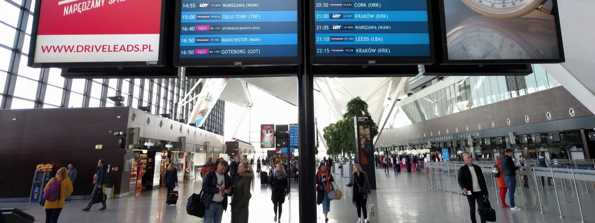 Samolot, autokar, a może własne auto? Zaplanuj podróż na Święta do Polski [PRZEGLĄD OPCJI]