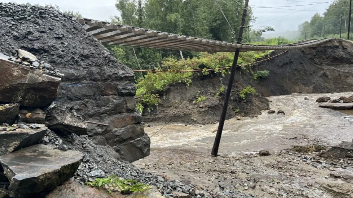 Osuwiska, zalane drogi, zniszczone domy: bilans szkód po Hansie jest ogromny