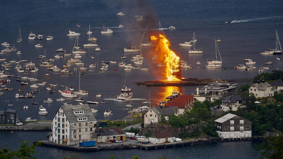 Norwegowie celebrują Noc Świętojańską. O czym pamiętać, paląc tradycyjne ogniska podczas sankthans?