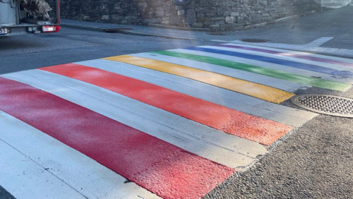 Bergen: tęczowe przejścia dla pieszych zostają
