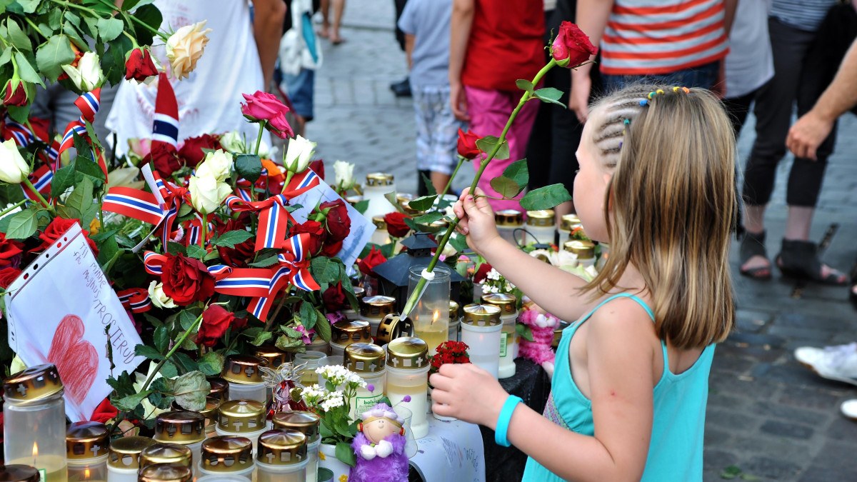 Nienawiść zamiast refleksji. Prawicowi radykałowie atakują ofiary 22 lipca