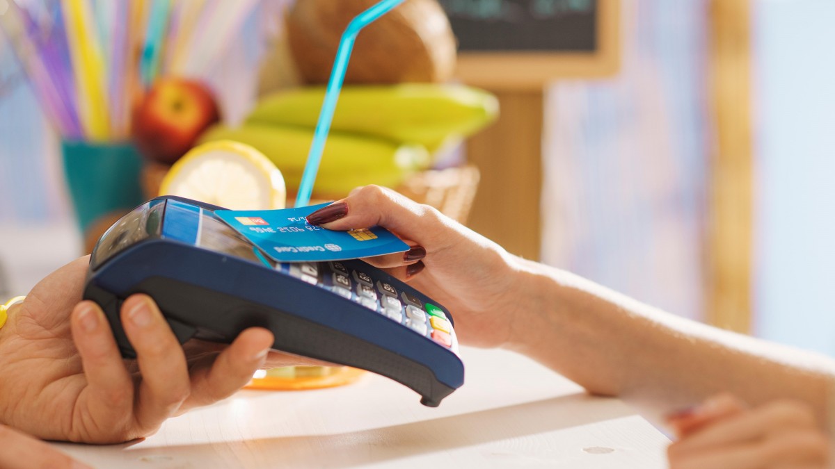 1,5 miliarda koron długu na kartach kredytowych w ciągu miesiąca. Rosną wakacyjne wydatki, rośnie też zadłużenie w Norwegii