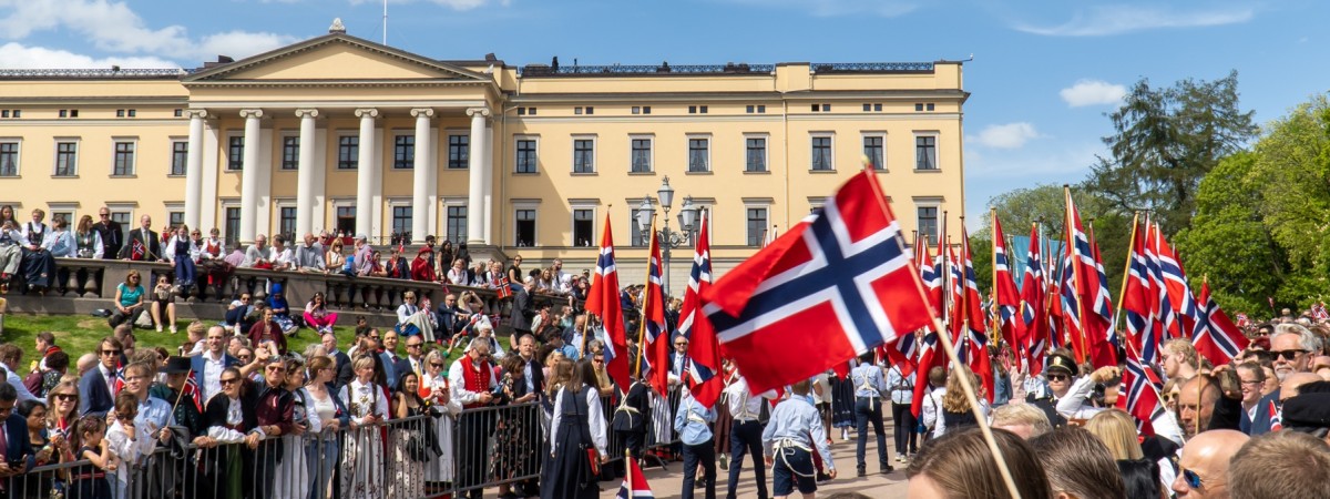 Parady, flagi, bunady i… hot-dogi: tak Norwegowie zwykle świętują 17 maja