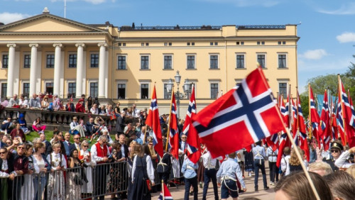 Parady, flagi, bunady i… hot-dogi: tak Norwegowie zwykle świętują 17 maja