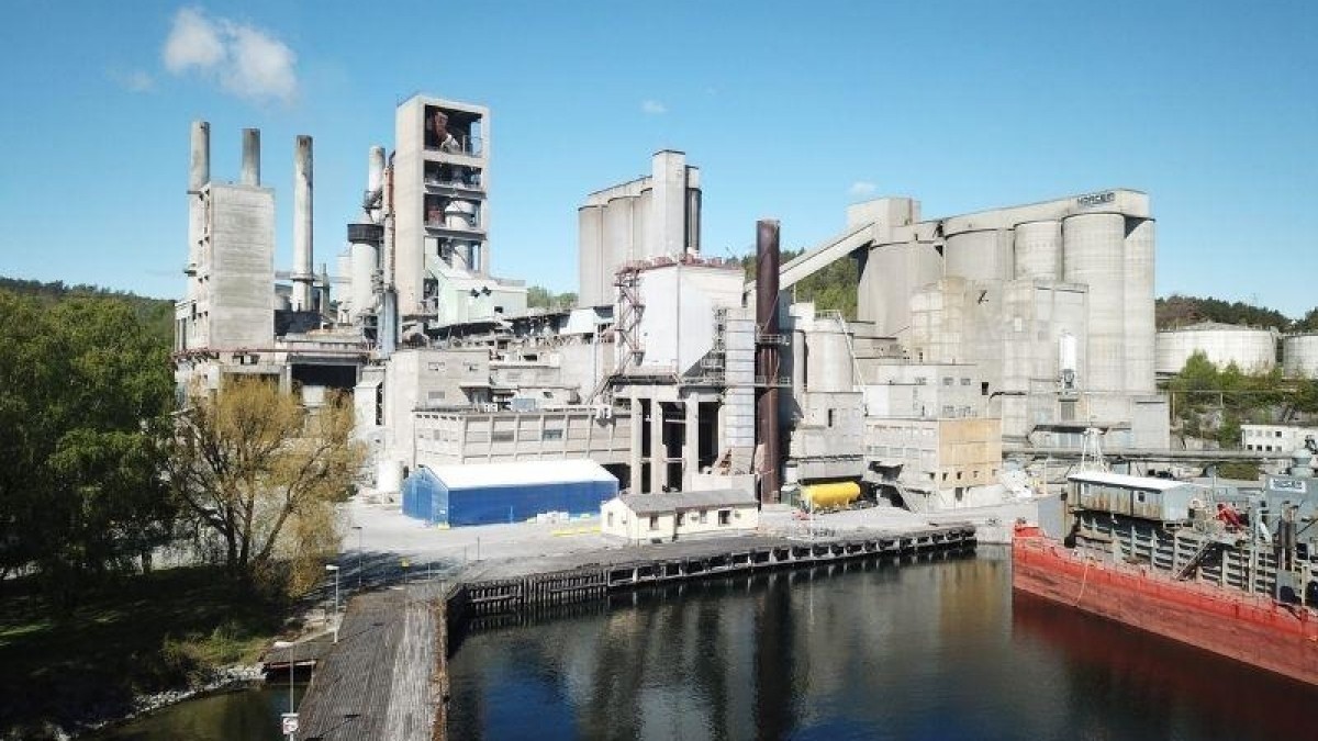 Pożar w największej norweskiej cementowni: straty oszacowano na miliony koron