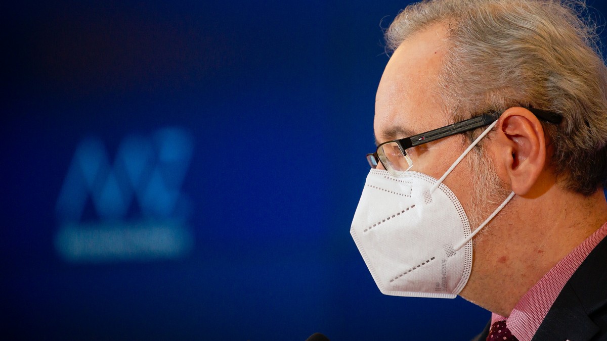 Częściowy lockdown przedłużony, choć jest dobra wiadomość dla handlu. Rząd boi się brytyjskiej mutacji