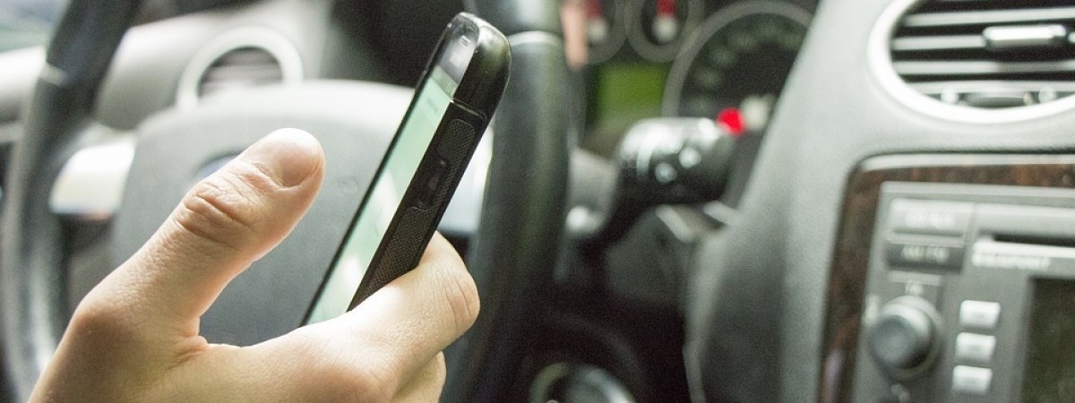 Brawura czy bezmyślność: oglądają filmy za kierownicą, bo... ufają autopilotowi