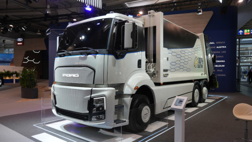 Koniec z „kopcącymi” ciężarówkami? Wszystkie nowe pojazdy mają być elektryczne