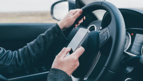 Od 2021 wyższe kary za korzystanie z telefonu podczas jazdy. Drogówka jest zadowolona