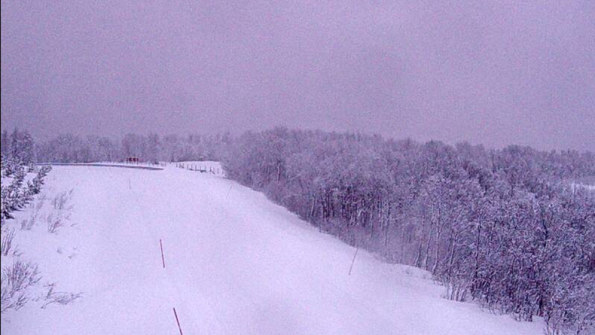 Ryzyko lawin, zamknięte drogi i brak prądu: pogoda nadal nie oszczędza północnej Norwegii