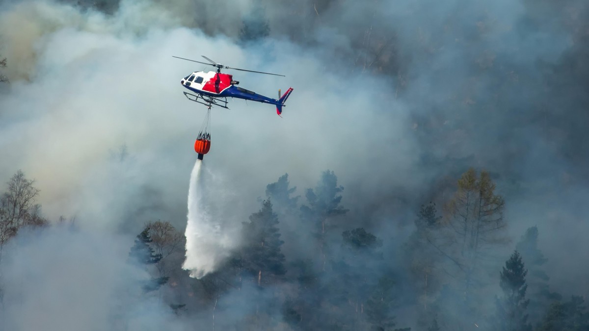 Ponad 500 osób ewakuowanych przez pożar na Sotrze. Walka z żywiołem może potrwać kilka dni