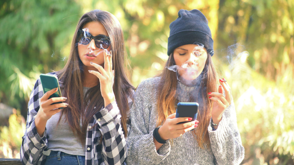 „Gen Z” i papierosy: zakaz sprzedaży tytoniu może uratować miliony istnień