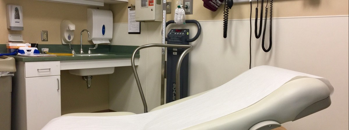 Lekarze żądają opłaty za rejestrację, chociaż to nielegalne. Reagują politycy i obrońcy konsumentów