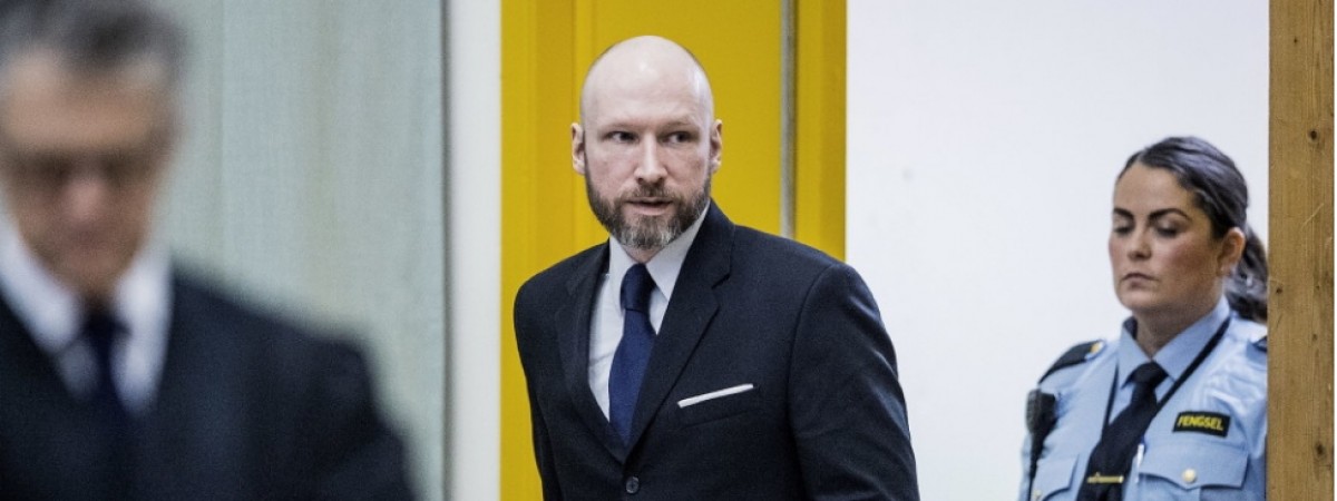 Władze znowu złagodziły warunki Breivika. Narzekał na samotność i nocne budzenie