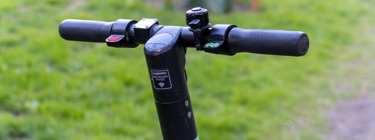 Elektryczne hulajnogi nie takie ekologiczne. Powodują większą emisję spalin niż autobusy