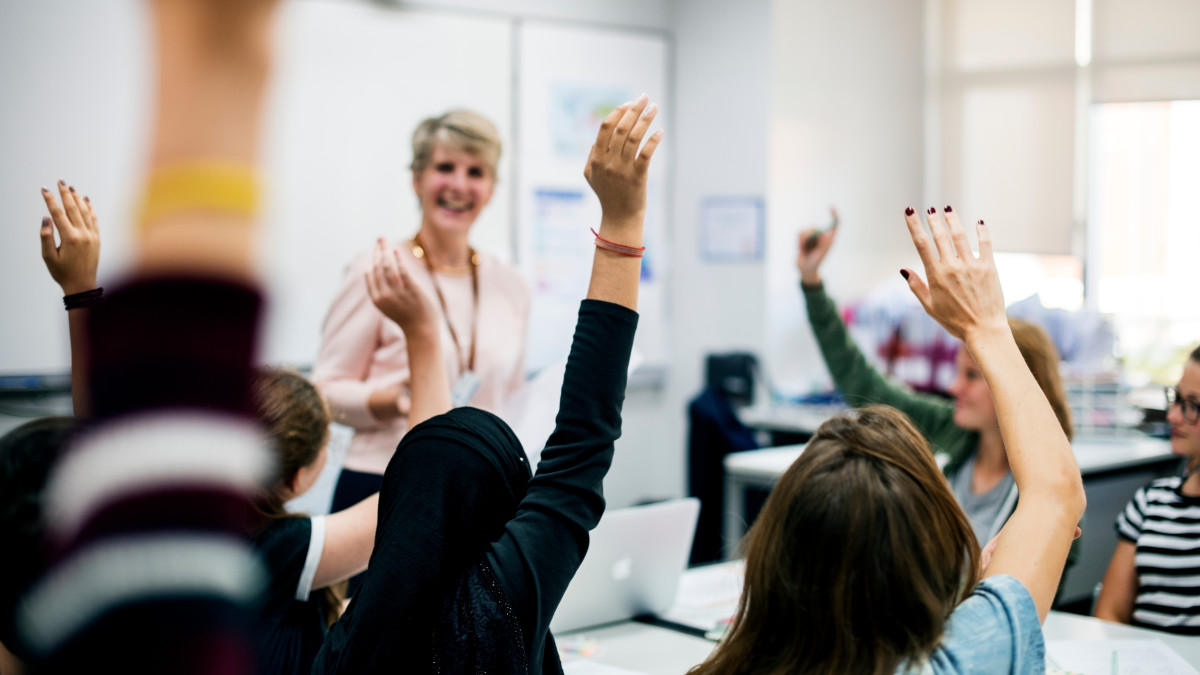 AI wkracza do szkół szybciej niż przepisy. Uczniowie chcą jasnych zasad korzystania