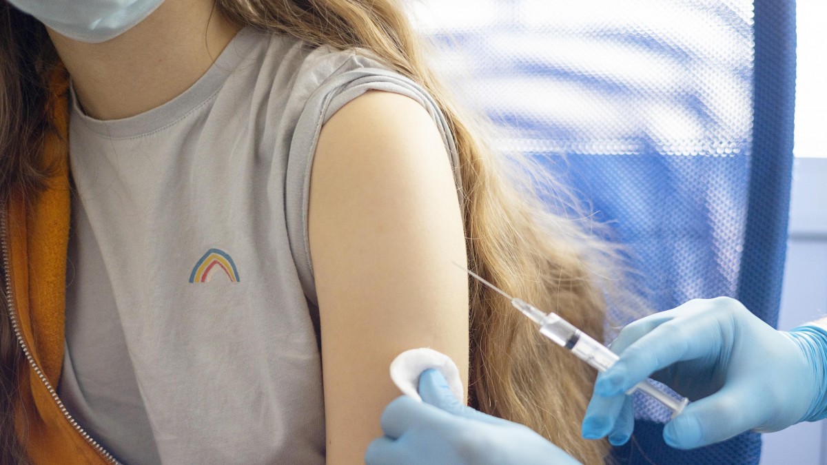 Możliwe szczepienia dla nastolatków. Dawki przeciwko covid-19 otrzyma młodzież z dwóch grup wiekowych