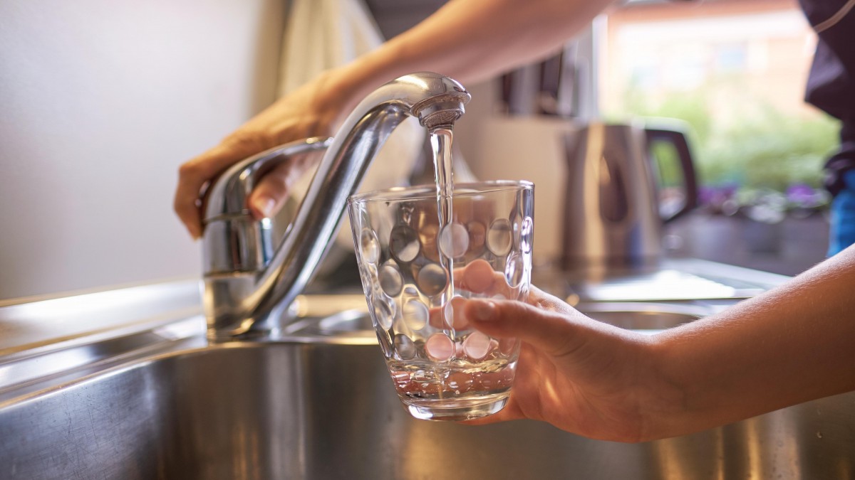 Poprosił o pieniądze na prąd. NAV polecił mu… pić kranówkę i pożyczyć grilla