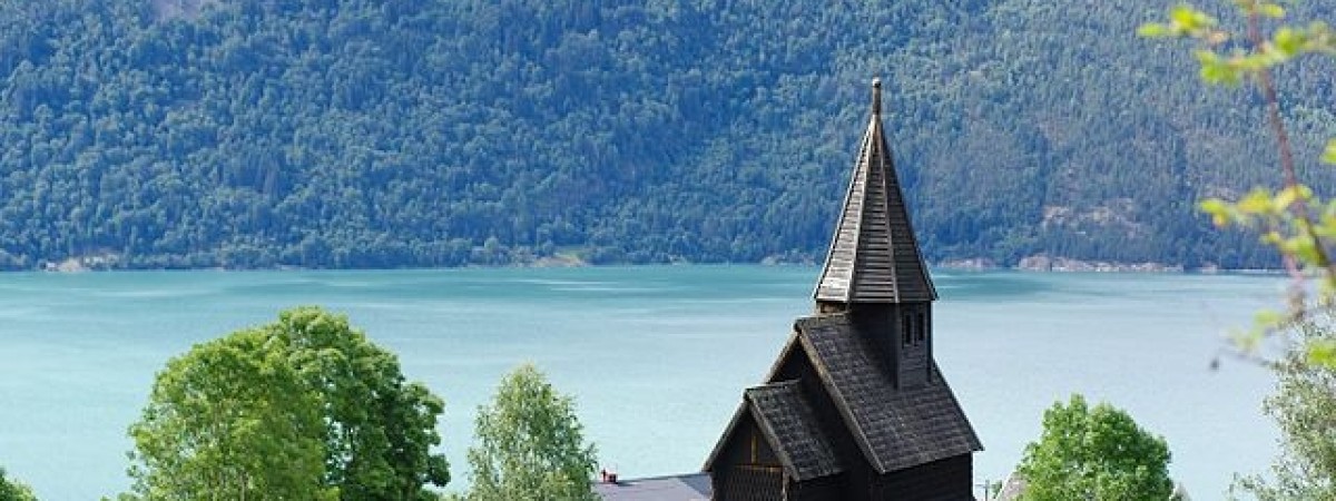 Spadające krzyże, nietoperze i rdza. Norweskie kościoły w niebezpieczeństwie