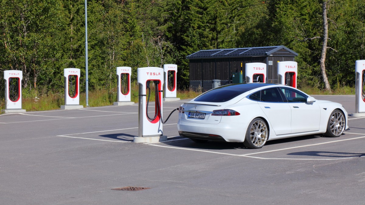 Elektryki przegrywają walkę z ulewnym deszczem. „Kierowcy myślą, że samochód to amfibia wodna”