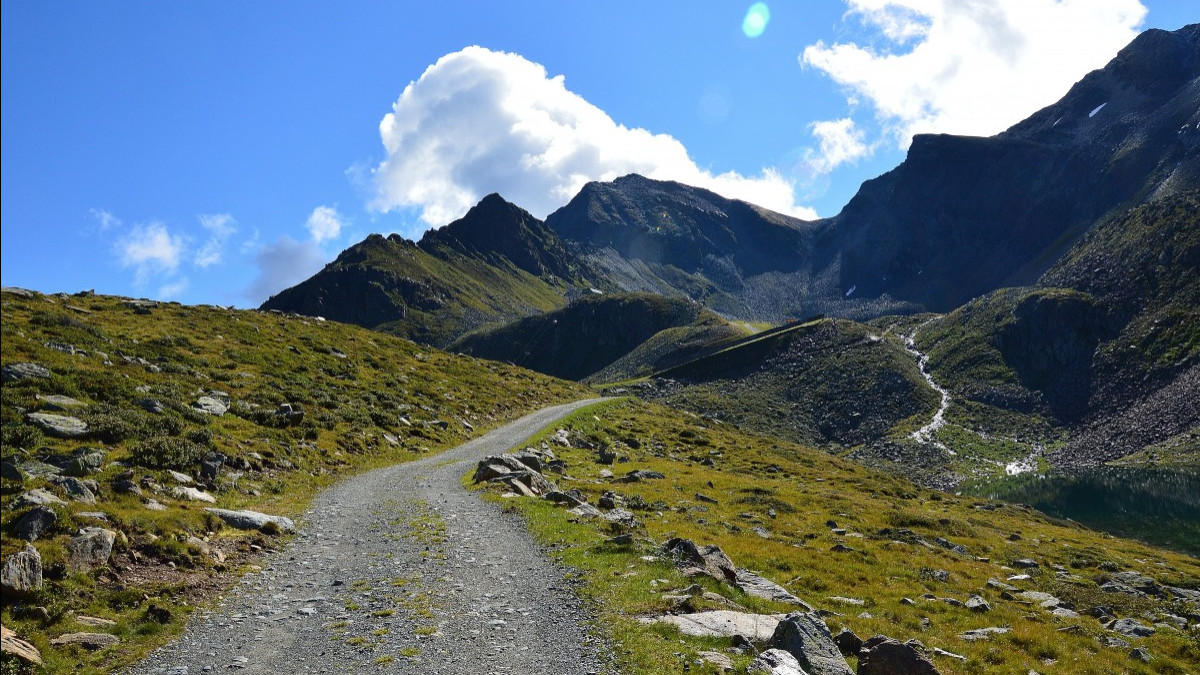 Wyjątkowi imigranci w Norwegii. Ściągają ich z gór, żeby budowali drogi