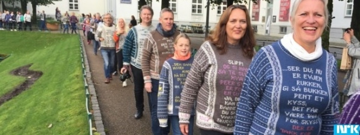 Nietypowy pochód na ulicach Bergen. Połączyła ich miłość do Ibsena i… robienia na drutach