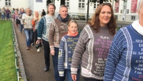 Nietypowy pochód na ulicach Bergen. Połączyła ich miłość do Ibsena i… robienia na drutach