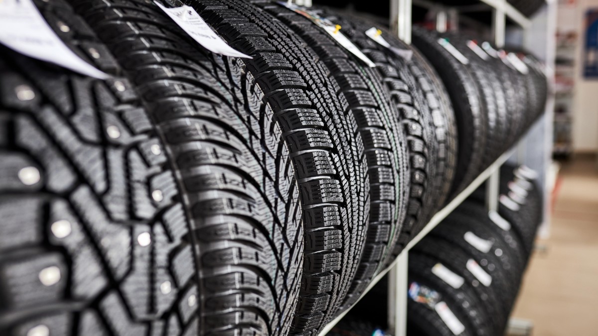 Sezon na opony zimowe i piggdekki: te informacje ci się przydadzą