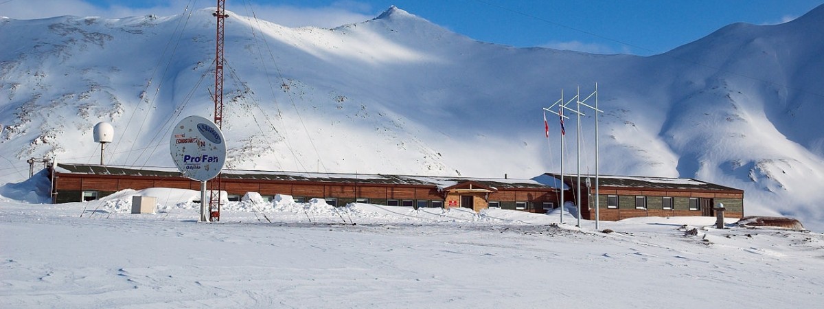 Polacy zbudowali kapsułę czasu. Pamiątki dla przyszłych pokoleń zakopali na Svalbardzie