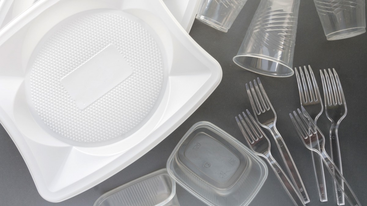 Już postanowione: to koniec jednorazowych słomek, sztućców i naczyń. Norwegia wprowadza zakaz