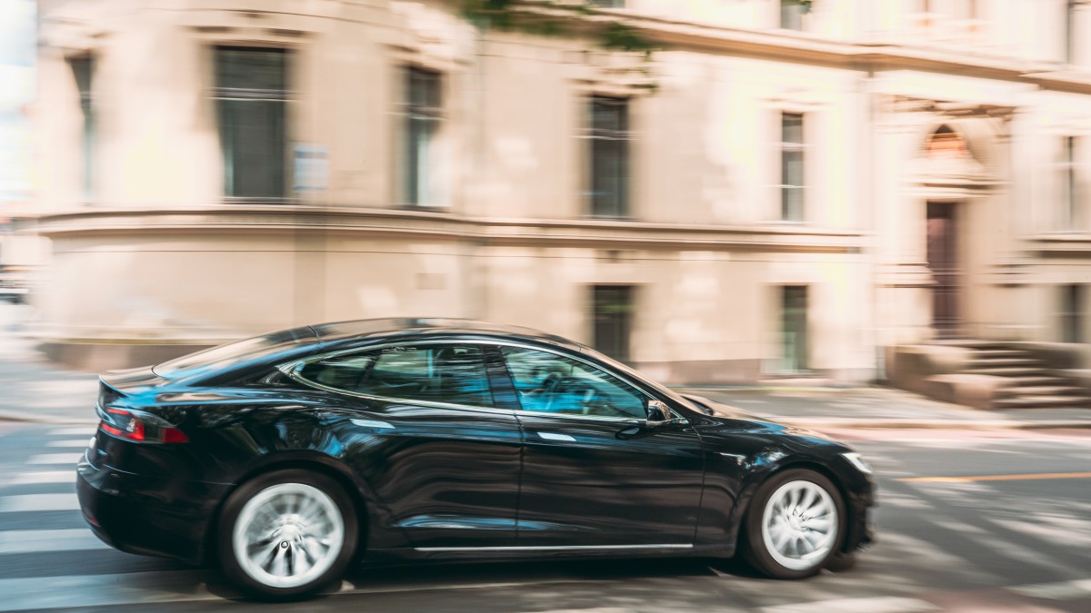 Za mandat winił drogówkę, bo Tesla się nie myli